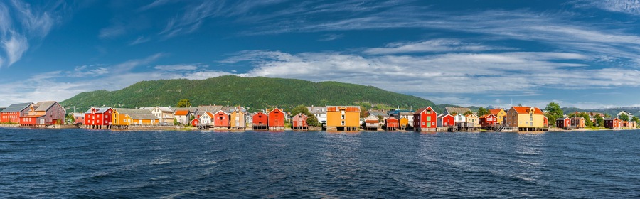 Alte Häuser in Sjøgata in Mosjøen, Nordnorwegen