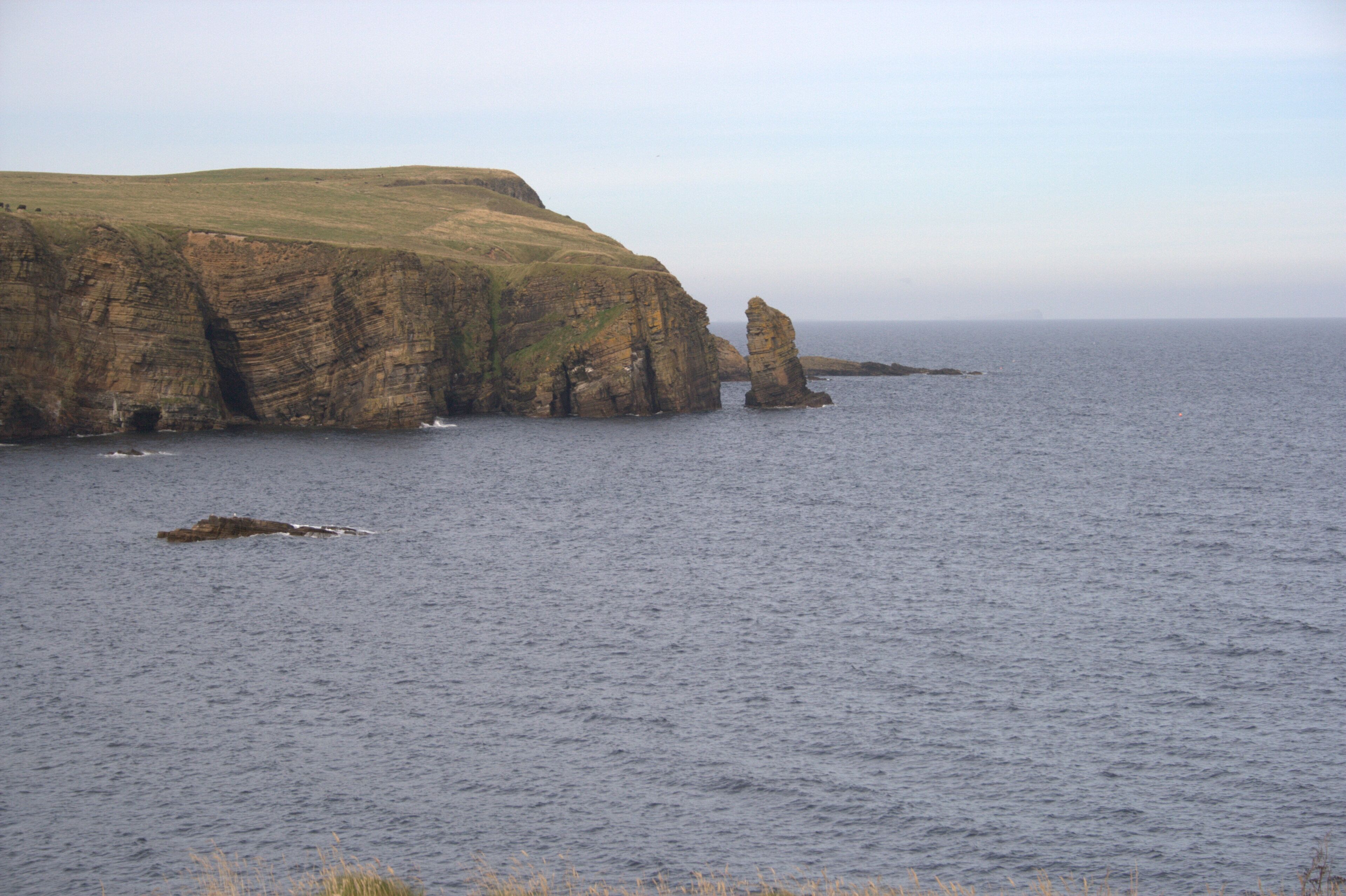 Tumba de la Águilas, enterramiento neolítico. Vista desde el borde del acantilado donde se encuentra.