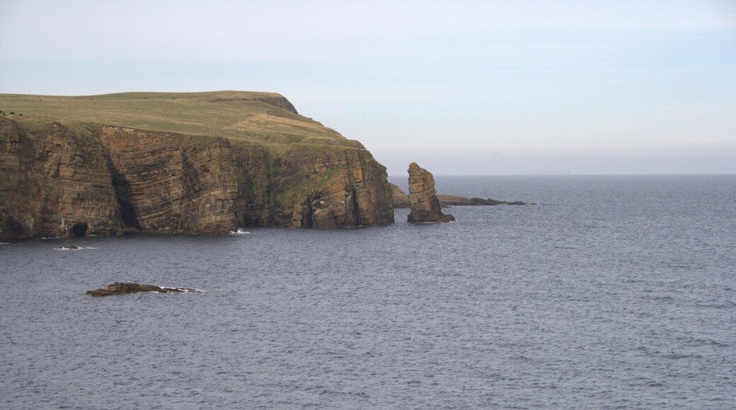 Tumba de la Águilas, enterramiento neolítico. Vista desde el borde del acantilado donde se encuentra.