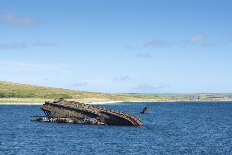 Die Churchill Barrier No 3, errichtet im 2. Weltkrieg zum Schutz des Naturhafens Scapa Flow