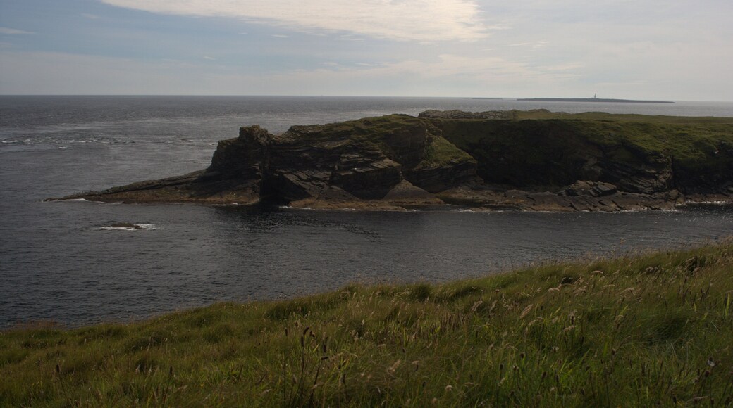 Tumba de la Águilas, enterramiento neolítico. Vista desde el borde del acantilado donde se encuentra.