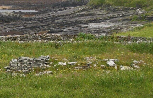Ruined chapel and rock beach, Shapinsay The chapel ruins are difficult to see due to the one metre high rough grass. The drystone wall at the centre is in good repair. The rock sheeted beach adjoins Linton Bay.