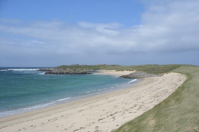 Traigh nan Siolag, Coll View northwestwards over the beach Traigh nan Siolag from a position just above the beach. In the middle distance, at the end of the small spit of sand is the tiny tidal islet Eilean an Fheoir.