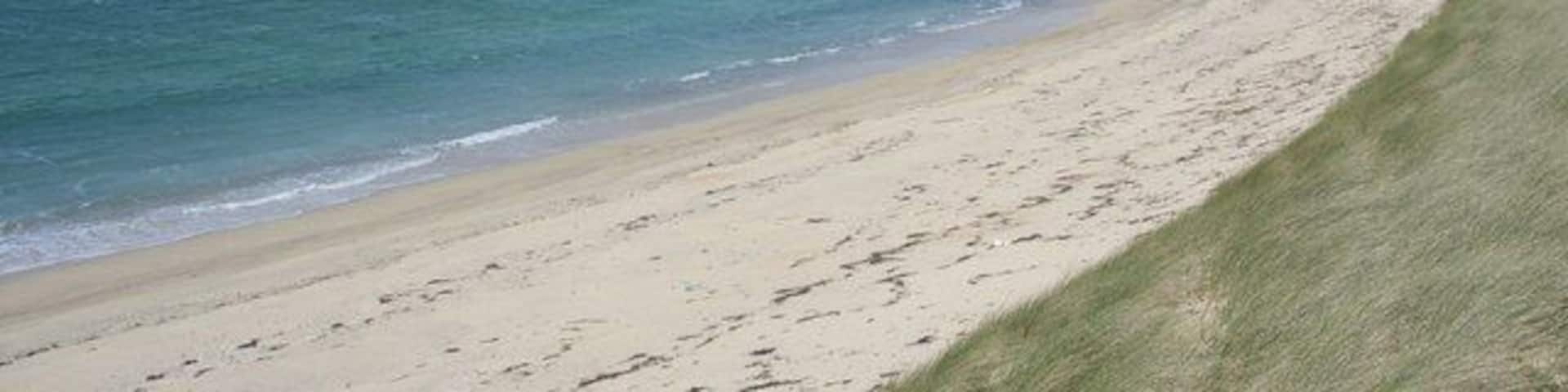 Traigh nan Siolag, Coll View northwestwards over the beach Traigh nan Siolag from a position just above the beach. In the middle distance, at the end of the small spit of sand is the tiny tidal islet Eilean an Fheoir.