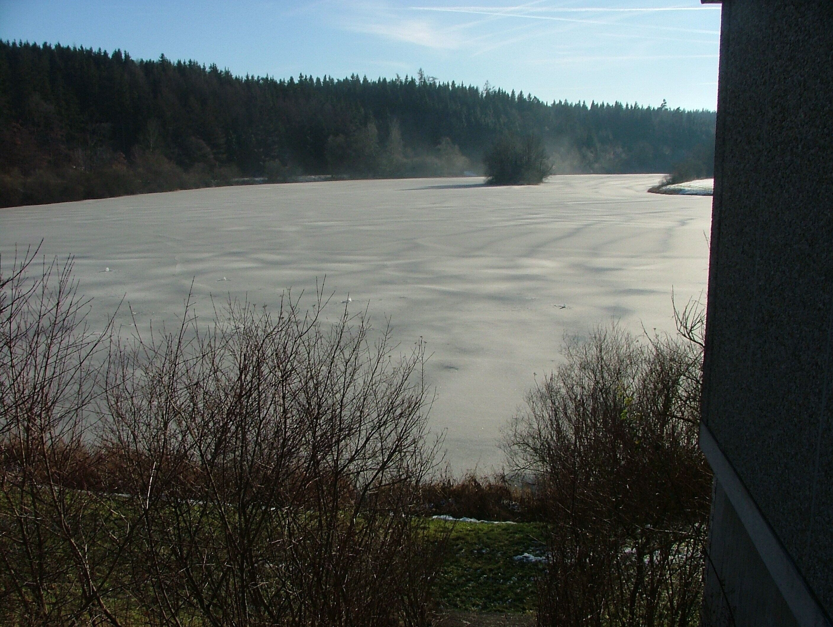 Der Stausee im Winter