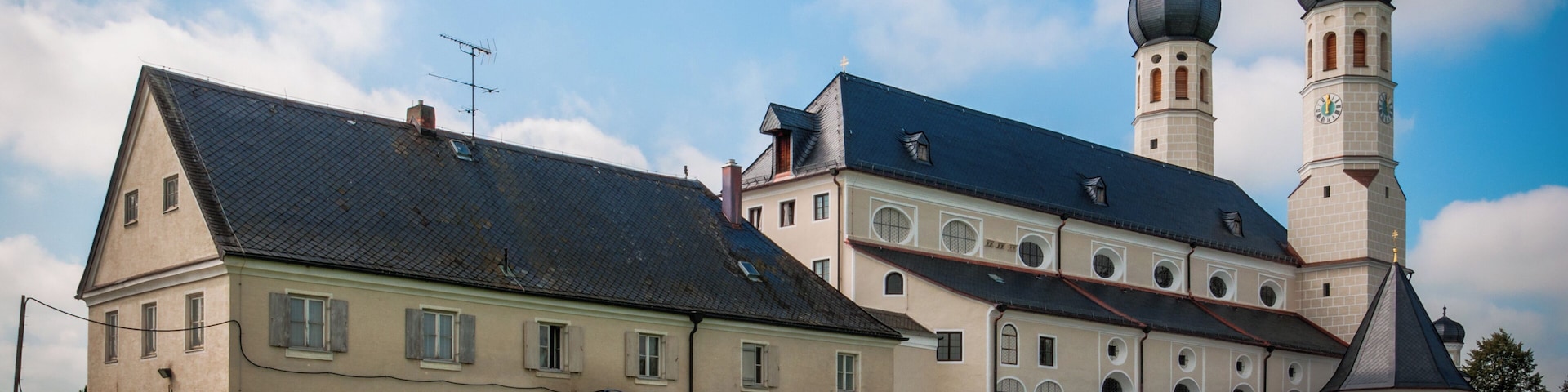 This is a photograph of an architectural monument. It is on the list of cultural monuments of Bayern, no. D-1-87-122-56