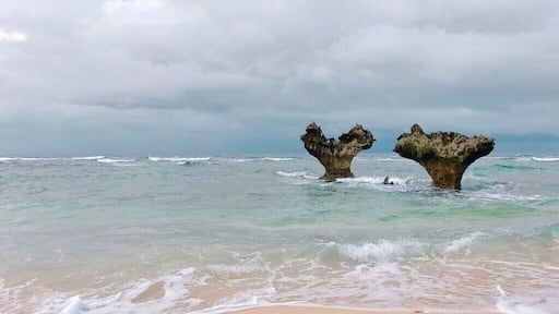 Located in Kouri Island, Okinawa, you can view two heart shaped rock near the beach. It is super easy and convenient to travel by car to the island.
#lifeatexpedia #wewhotravel