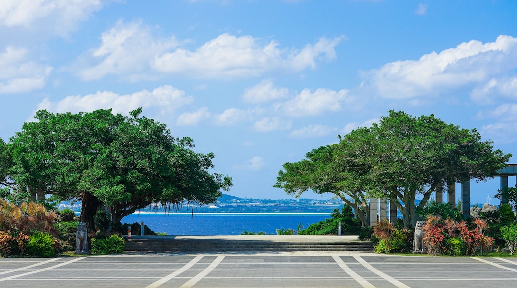 沖縄の青い空と青い海、海洋博公園>噴水広場から伊江島