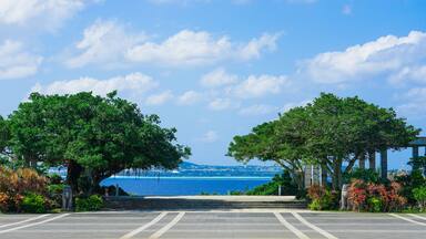 沖縄の青い空と青い海、海洋博公園>噴水広場から伊江島