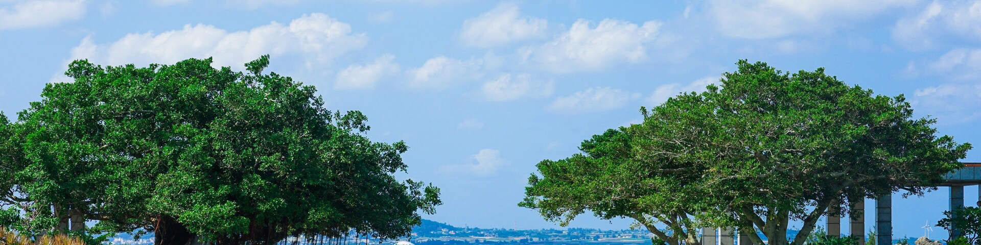 沖縄の青い空と青い海、海洋博公園>噴水広場から伊江島