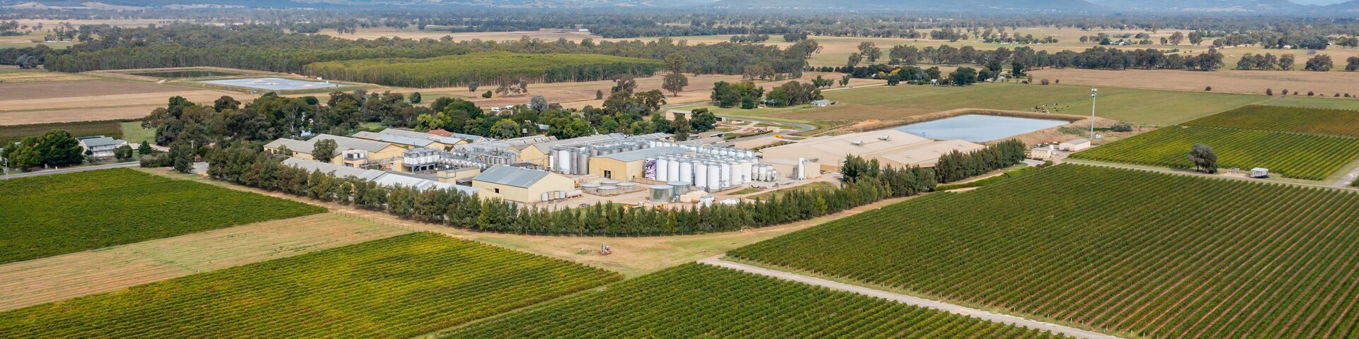 Brown Brothers Milawa Vineyard which includes landscape views and farmland