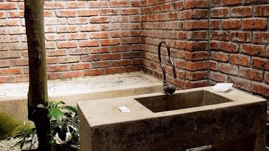 SEKEPING SERENDAH - WArehouse 1 Bathroom, mostly of the Toilet in this Retreat place are built in bricks some are even open to Nature