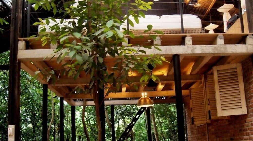 SEKEPING SERENDAH - Warehouse 1 built along the slope surrounded by trees with open Concept Design is a good weekend retreat with Friends this Villa can accomodate up to 15pax - with swimming pool nearby to hang out with - imagine a weekend with no wifi or tv youll defenitely vent your attention to Nature surrounding your Villa