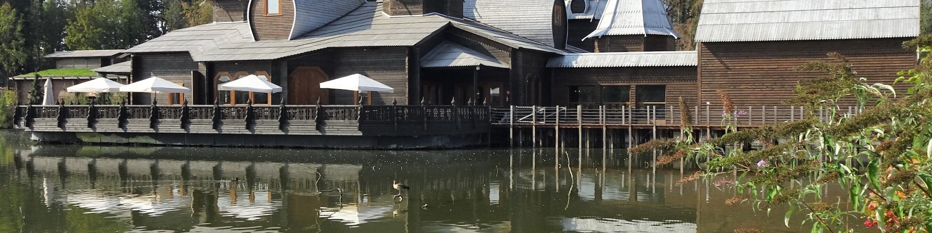 Pairi Daiza is a big animal park, located on the site of the former Abbey of Cambron, where visitors make a trip along the 5 continents and discover more than 5,000 animals. In May 2018 Pairi Daiza received the prize for “Best animal park in Europe” at the presentation of the Diamond Theme Park Awards, also known as the Oscars of the theme parks and zoos.
The photo shows Restaurant The Izba.
Izba (изба) means in Russian: wooden house in the countryside. The Izba in Pairi Daiza is inspired by traditional Russian architecture, with its roof tiles and domes, which are also made entirely of wood! It is an immense restaurant (1.100 m² covered and a terrace of 400 m²) with a cosy atmosphere and the decoration refers to fairy tales and legends from Russian folklore.