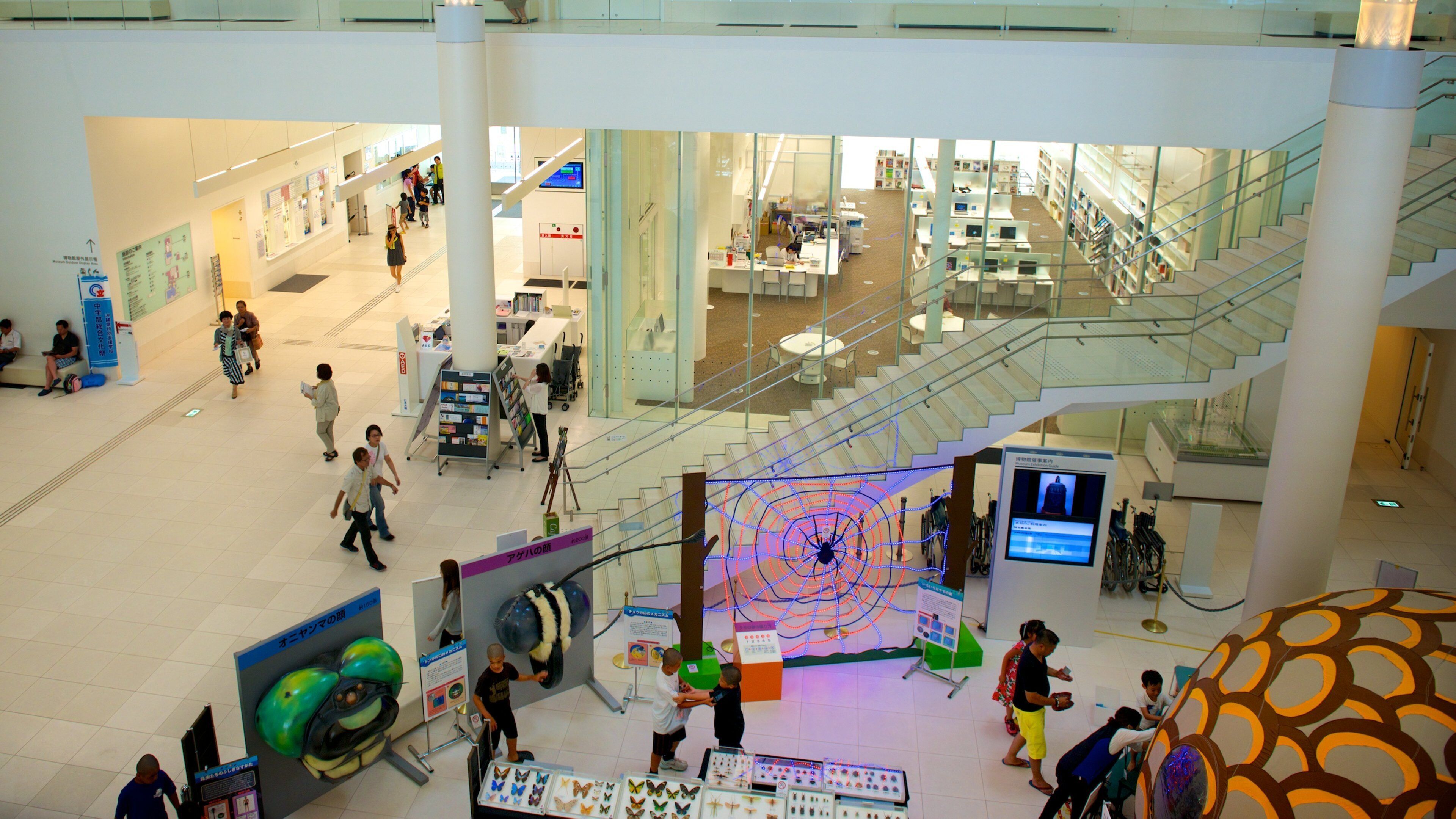 Okinawa Prefectural Museum and Art Museum welches beinhaltet Kunst und Innenansichten