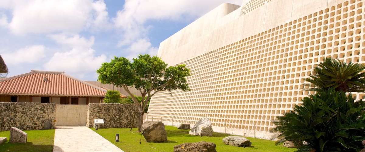 Museo natural y museo de arte de la prefectura de Okinawa que incluye un jardín