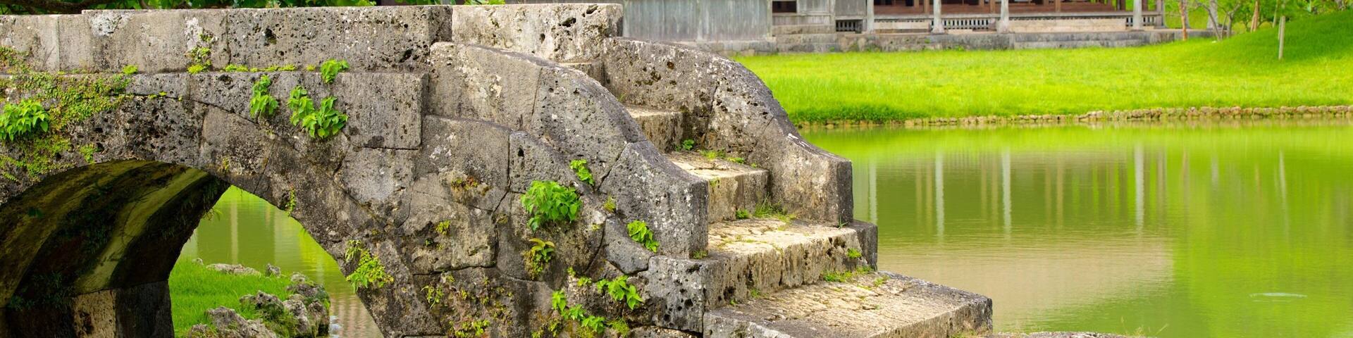 Shikinaen Garden which includes a bridge, heritage architecture and a pond
