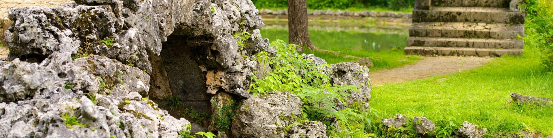 Jardim Shikinaen que inclui um parque, uma ponte e um lago