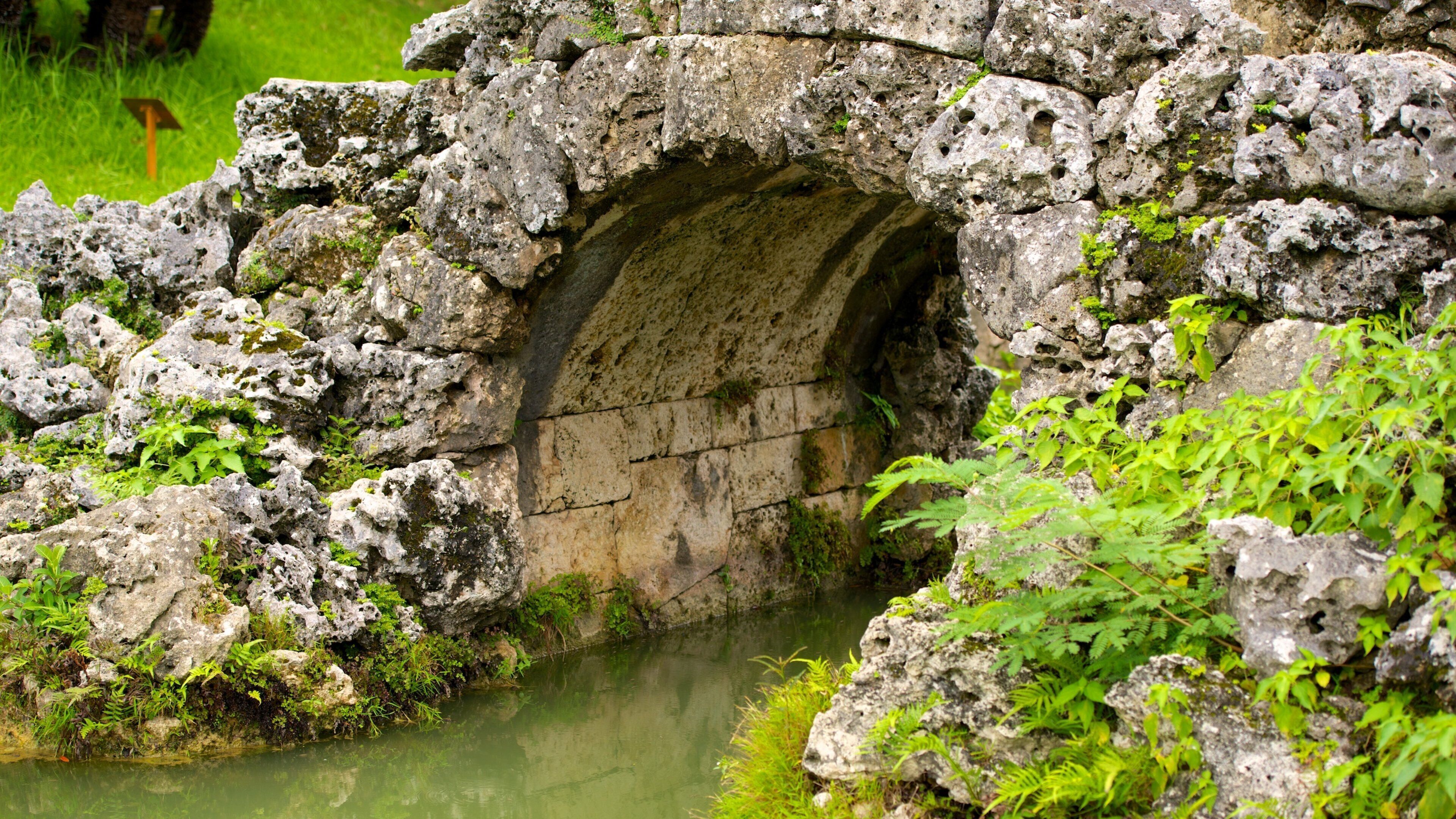 Shikina-en som inkluderar en damm och en bro