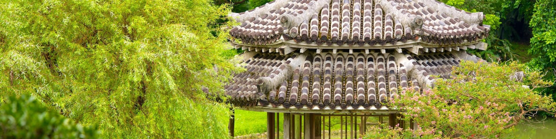 Shikinaen Garden showing heritage architecture