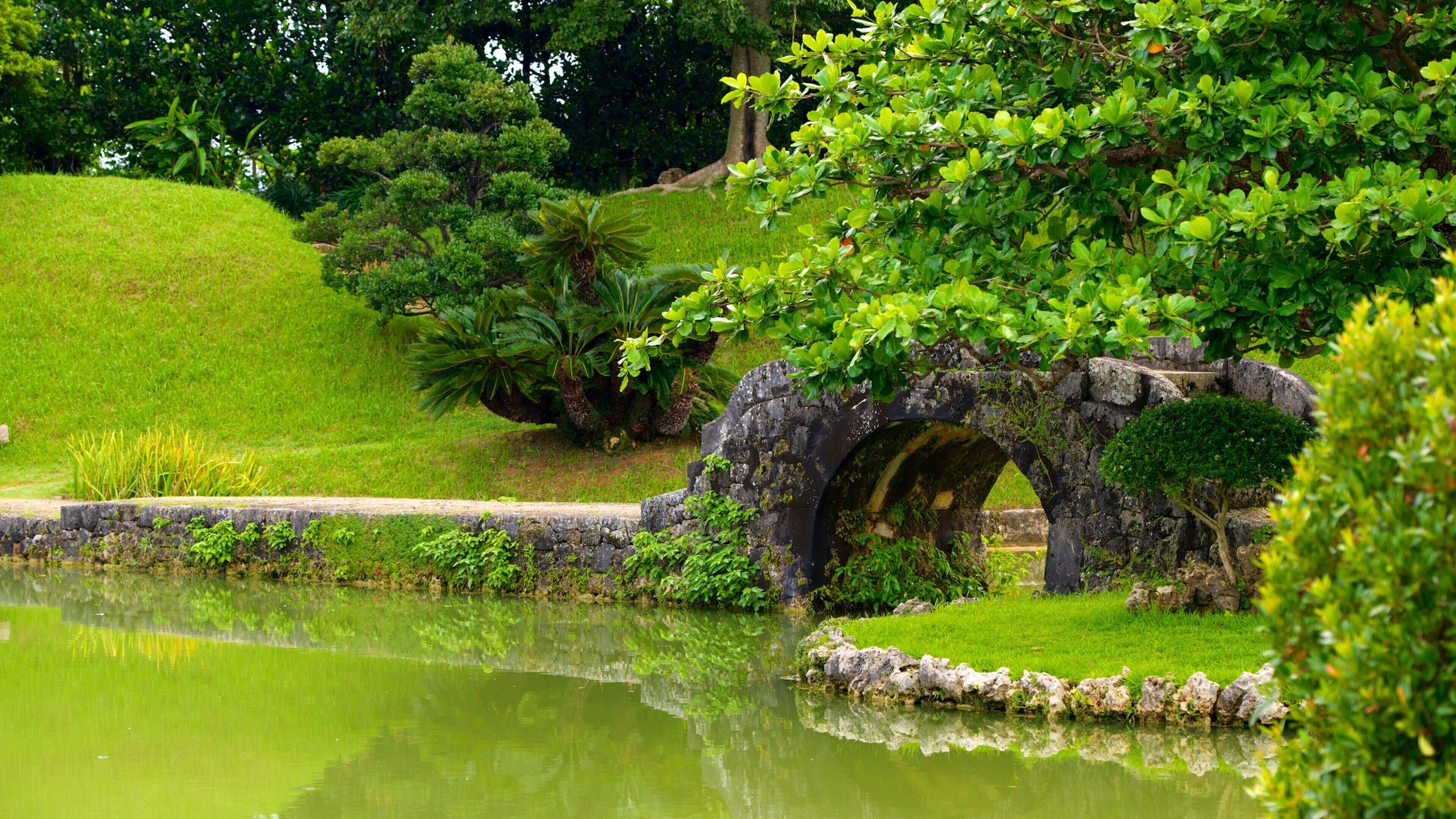 Jardin de Shikina-en mettant en vedette pont, mare et jardin
