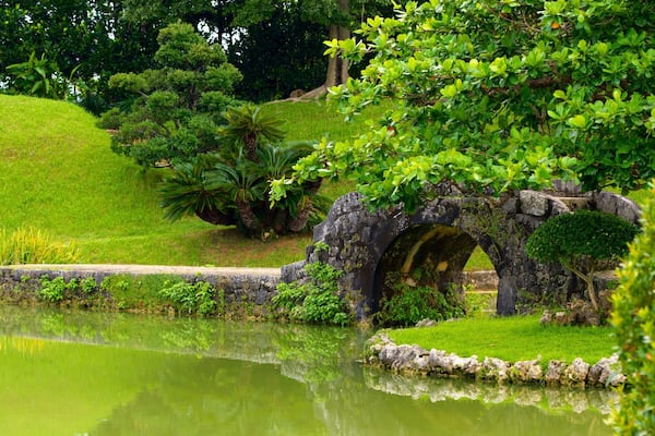 Garten Shikina-en mit einem Park, Brücke und Teich