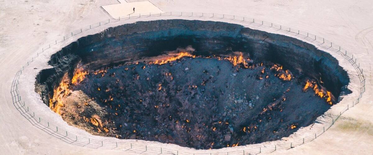 A mining disaster turned tourist attraction. The Darvaza Gas Crater is nicknamed the โDoor to Hellโ. Itโs a pit of methane gas that has been burning for 40 years in the northern deserts of Turkmenistan. There is nothing else like it in the world.
#Turkmenistan #Darvaza