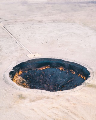A mining disaster turned tourist attraction. The Darvaza Gas Crater is nicknamed the “Door to Hell”. It’s a pit of methane gas that has been burning for 40 years in the northern deserts of Turkmenistan. There is nothing else like it in the world.
#Turkmenistan #Darvaza