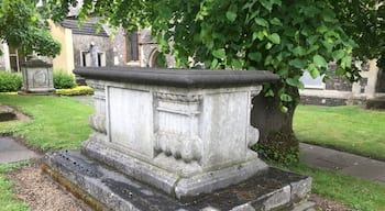 The Fig Tree tomb, in St Mary's churchyard, Watford, Hertfordshire