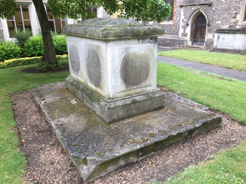 Dundas tomb, in St Mary's churchyard, Watford, Hertfordshire
