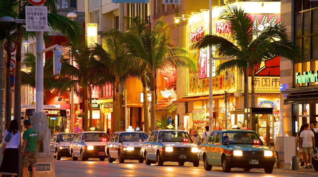 International Street que incluye escenas nocturnas, vida nocturna y escenas urbanas