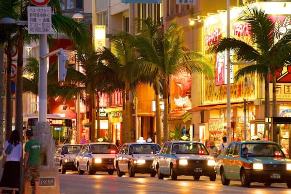 International Street featuring kaupunki, yökuvat ja katunäkymät