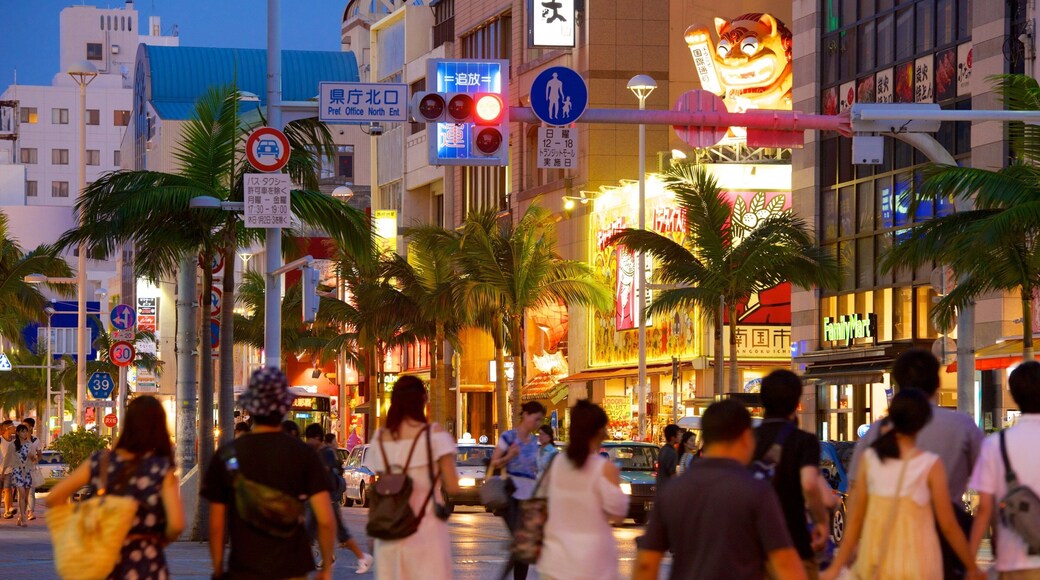 International Street que incluye una ciudad, escenas urbanas y vida nocturna