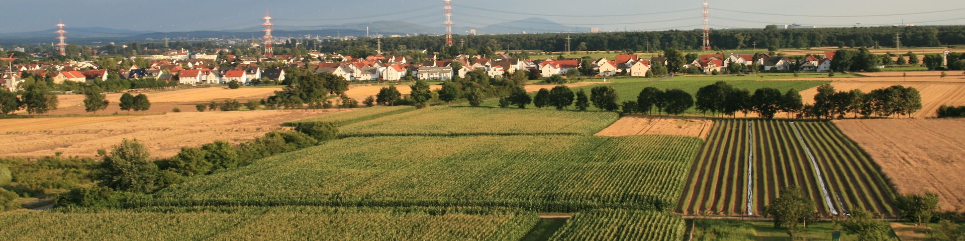 Erzhausen von oben, Blickrichtung Südost von der Heegberghalle aus