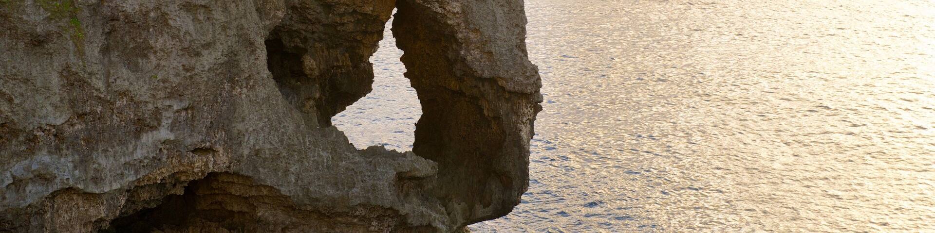 Cape Manza qui includes coucher de soleil et cÎte escarpée