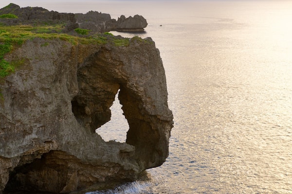Cape Manza qui includes coucher de soleil et côte escarpée