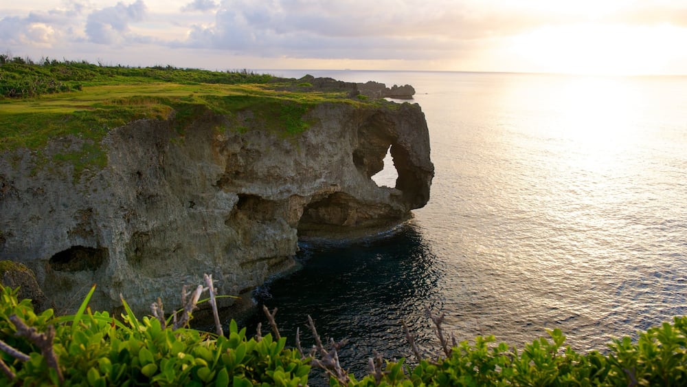 Cape Manza qui includes cĂŽte rocheuse et coucher de soleil
