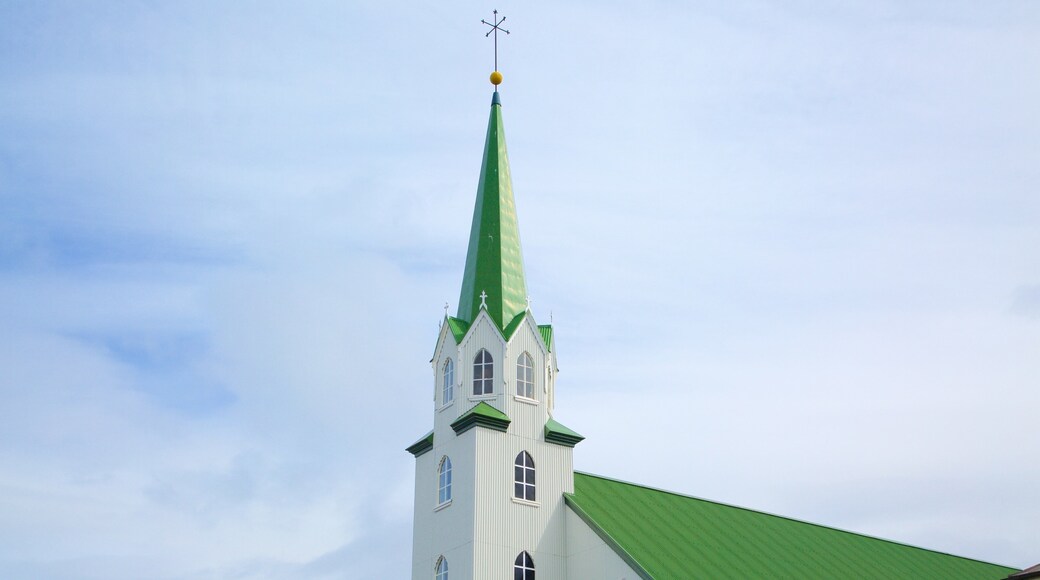 Iglesia libre de Reikiavik que incluye una iglesia o catedral