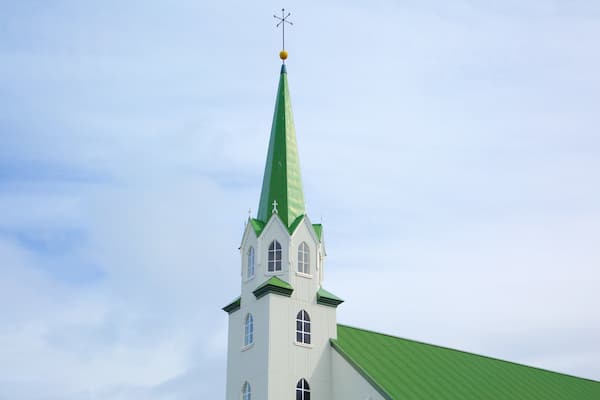 Frikirken i Reykjavik som viser en kirke eller en katedral