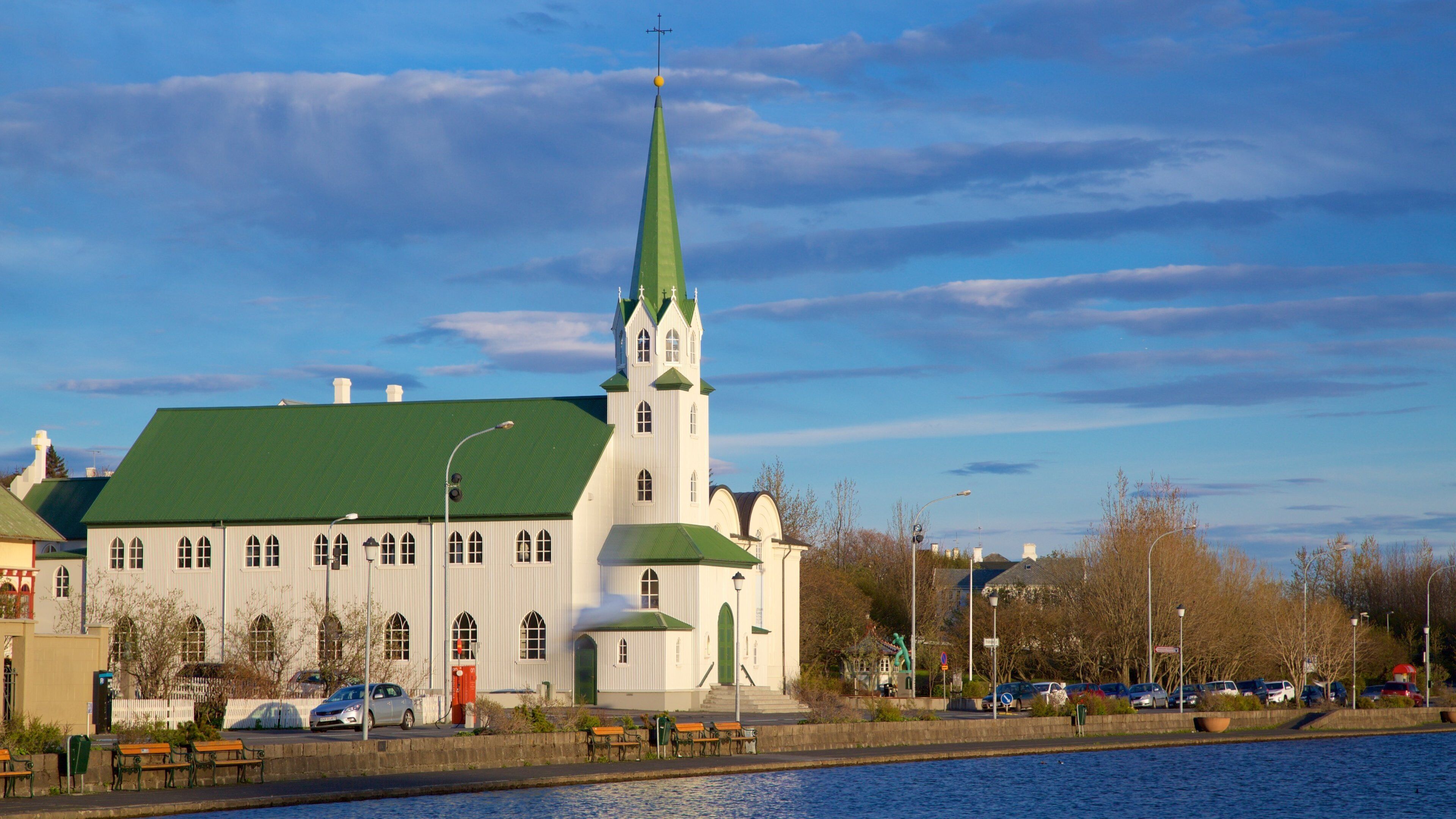 Iglesia libre de Reikiavik mostrando una iglesia o catedral y una pequeña ciudad o pueblo