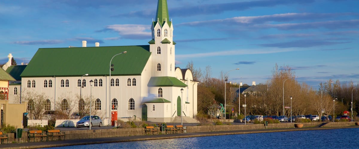 Nhà thờ Reykjavik trong đó bao gồm nhà thờ và thị trấn nhỏ