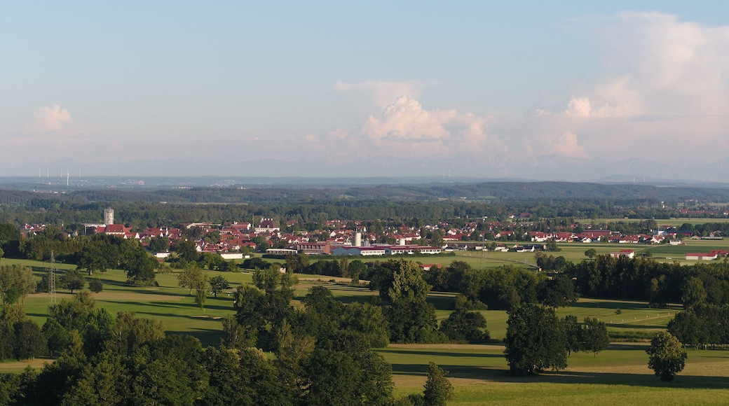 Türkheim. Im Vordergund der Golfpark zu Gut Ludwigsberg