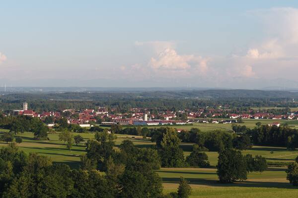 Türkheim. Im Vordergund der Golfpark zu Gut Ludwigsberg