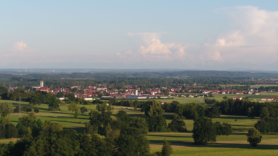 Türkheim. Im Vordergund der Golfpark zu Gut Ludwigsberg