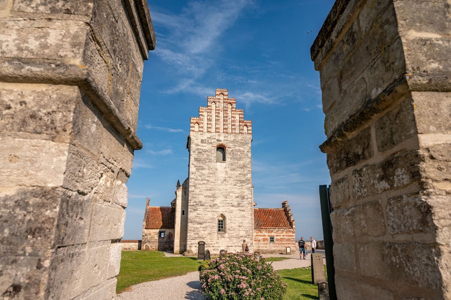 Die alte Kirche von Højerup bei Stevns Klint an der Ostküste Dänemarks