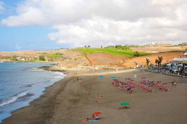 Plage des Meloneras montrant plage de sable et vues littorales