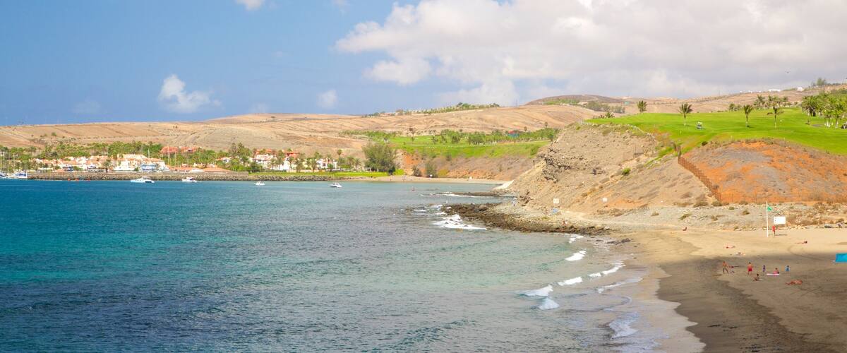 Strand von Meloneras mit einem Sandstrand und allgemeine KĂŒstenansicht