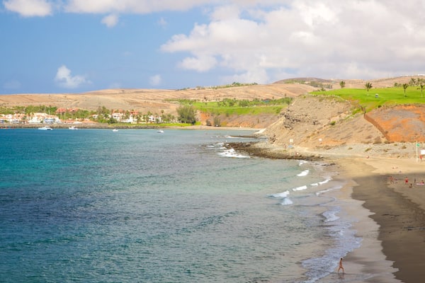 Meloneras Beach showing a sandy beach and general coastal views