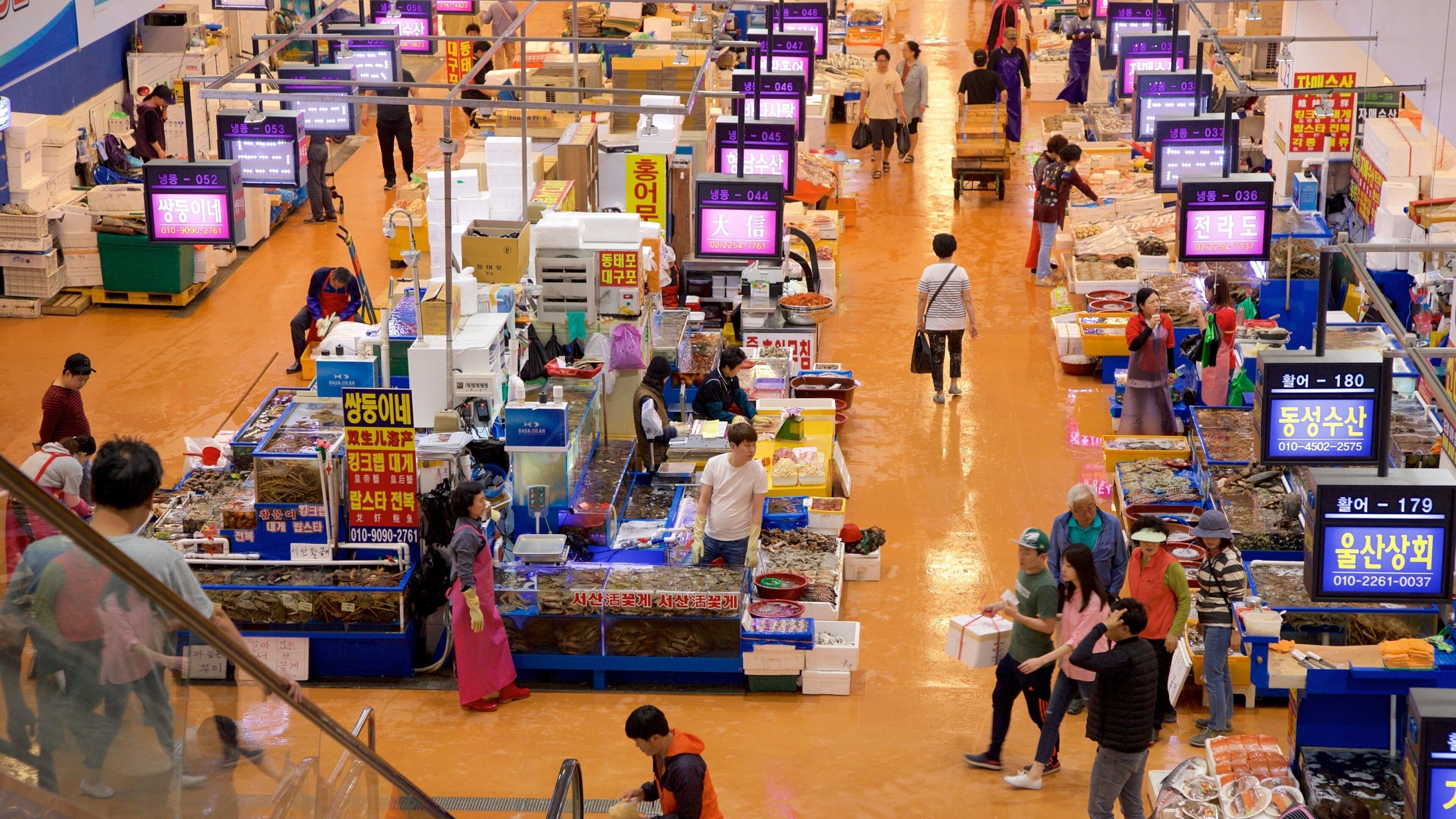 Noryangjin fiskemarked som viser mat og marked i tillegg til en liten gruppe med mennesker