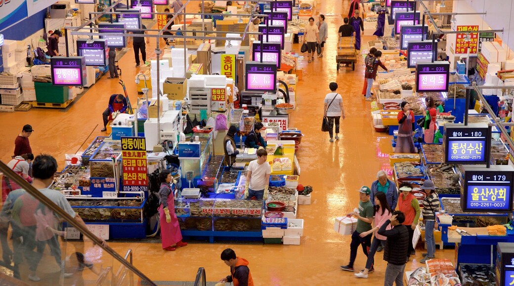 Noryangjin fiskemarked som viser mat og marked i tillegg til en liten gruppe med mennesker